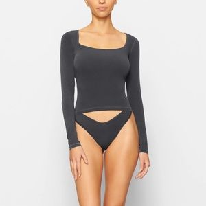 Skims NEW VINTAGE SCOOP LONG SLEEVE T-SHIRT in Ash